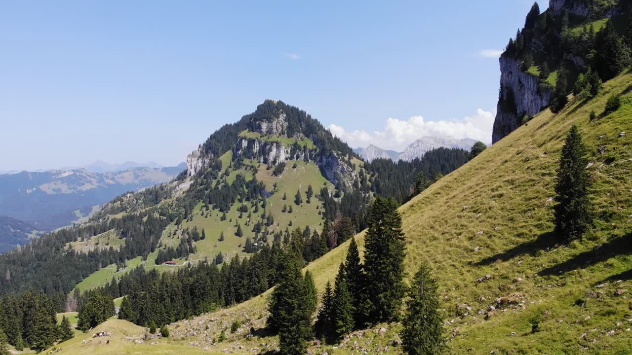paisaje montañoso sereno y cumbre bruta de aubrig, suiza, vista aérea