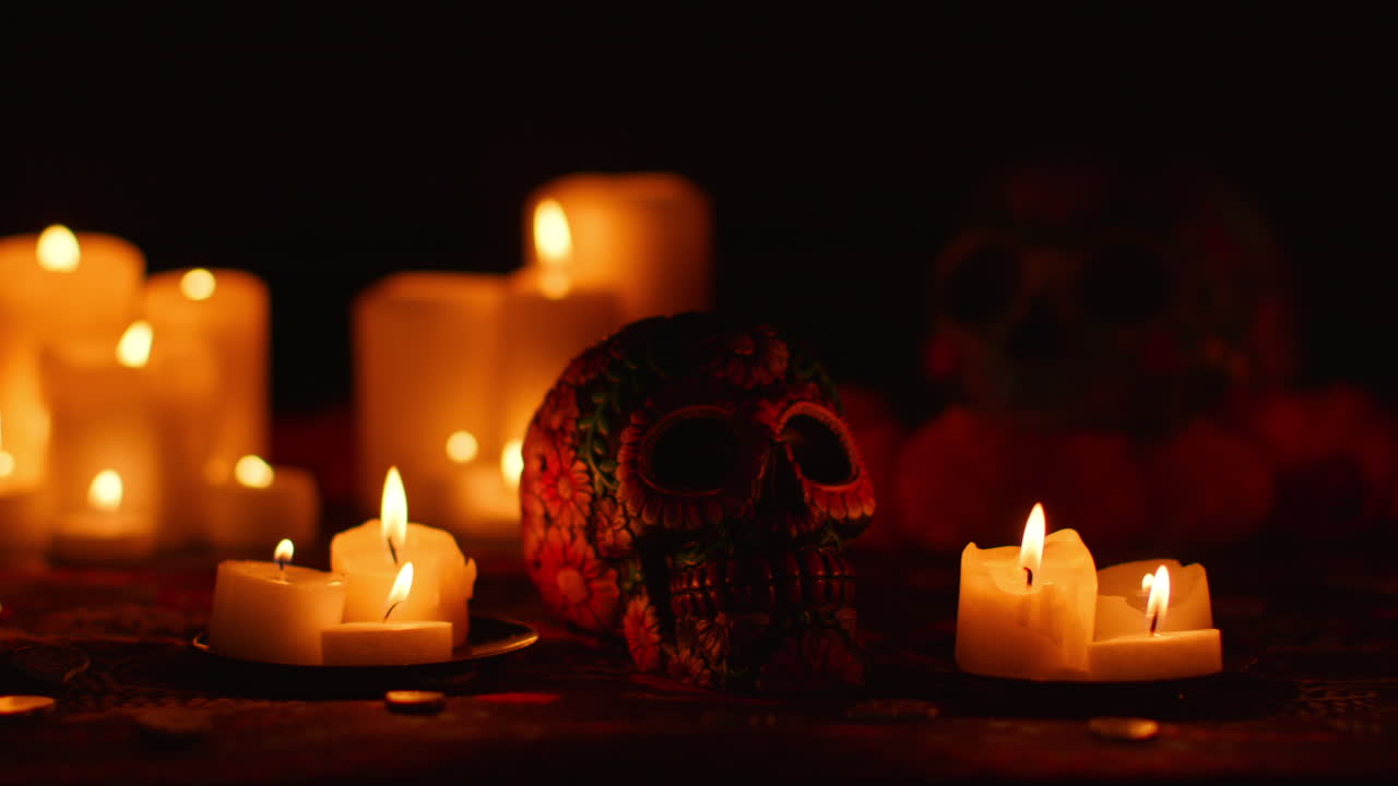 불로 둘러싸인 장식된 두개골의 정체물, 멕시코의 디아 데 모데스 (dia de los muertos) 또는 죽은 자의 날을 축하하는