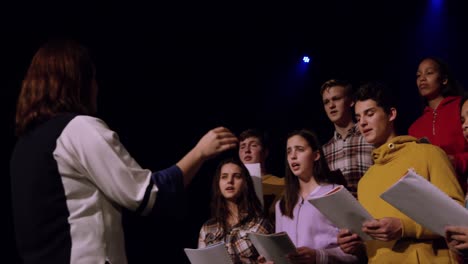 Adolescentes-Ensayando-En-Un-Teatro.