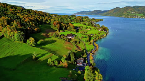 Attersee-Mit-Herbstbäumen,-Klarem-Wasser-Und-Drohnenaufnahmen-Im-Berghintergrund