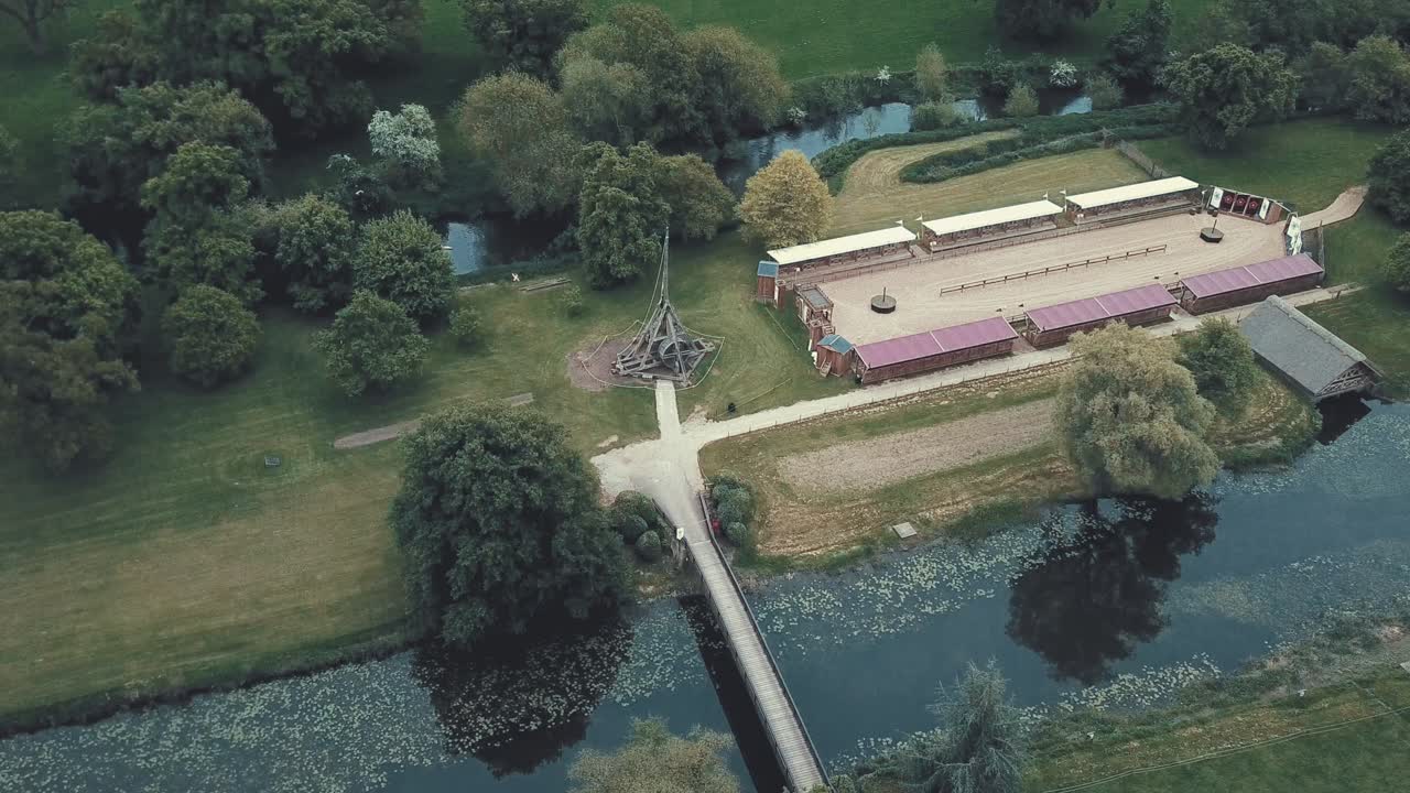 1608년 정복자 윌리엄이 원래 지은 영국의 워윅 성에 있는 기능적인 투석기 위로 공중 비행