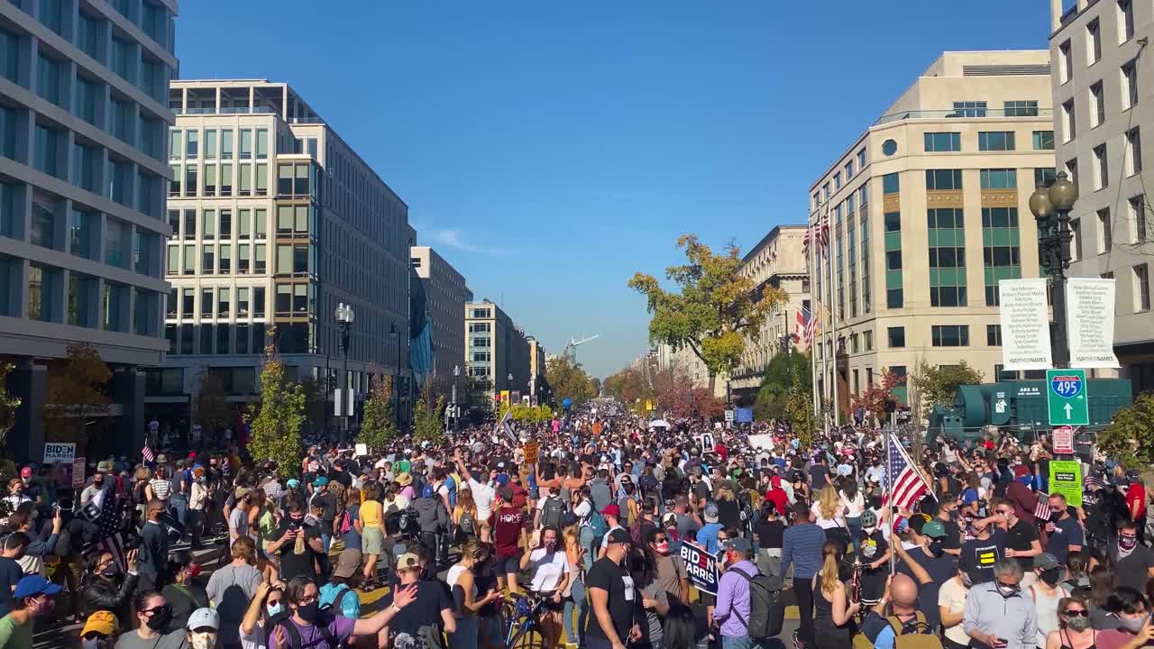 las multitudes se reúnen en las calles de washington dc para celebrar la victoria de joe biden sobre donald trump en las elecciones presidenciales de estados unidos 4
