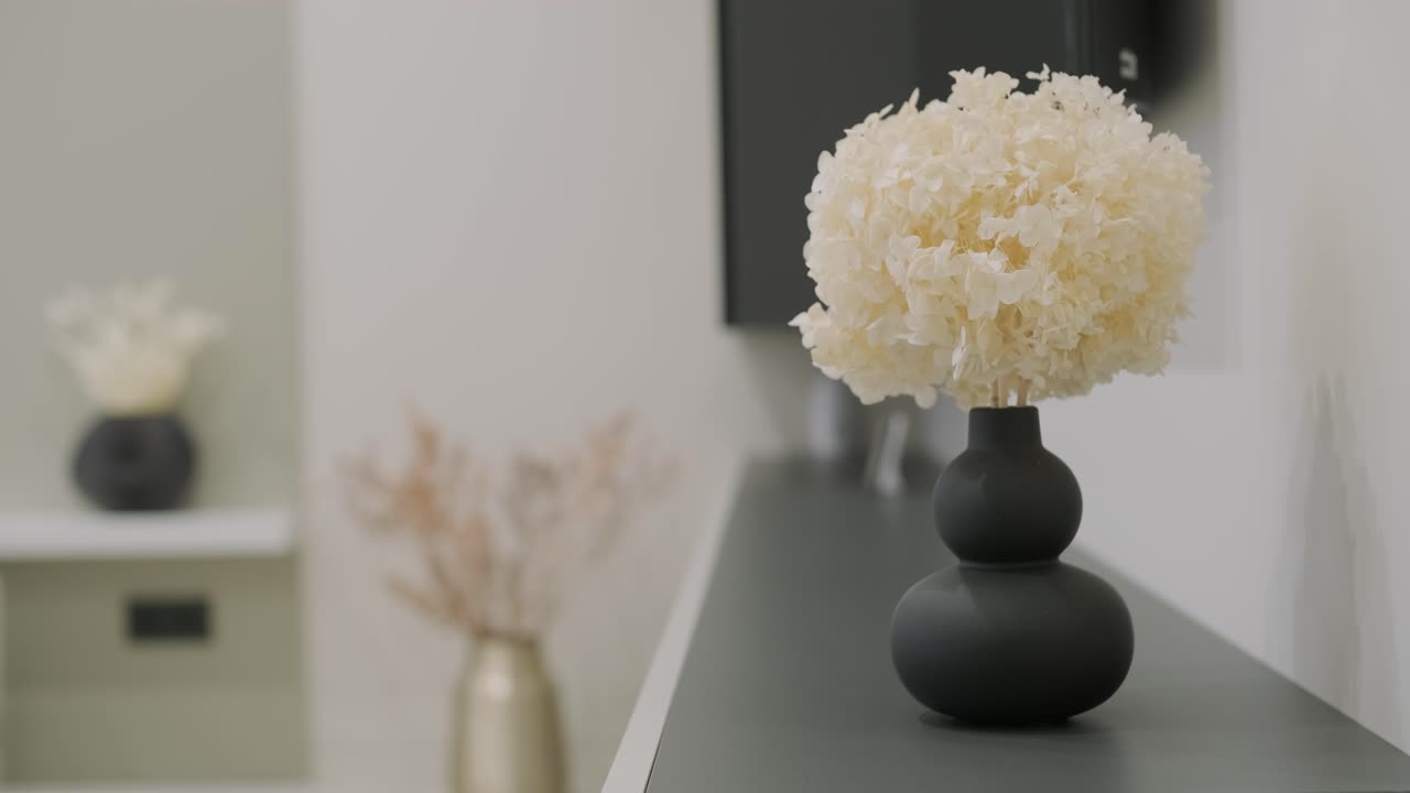 현대적인 거실 인테리어 디자인과 장식: 거실에 색 소파, 식탁과 목조 의자, 주방 카운터 및 캐비, 발코니와 함께 4k 비디오 3d 렌더링 아파트 방