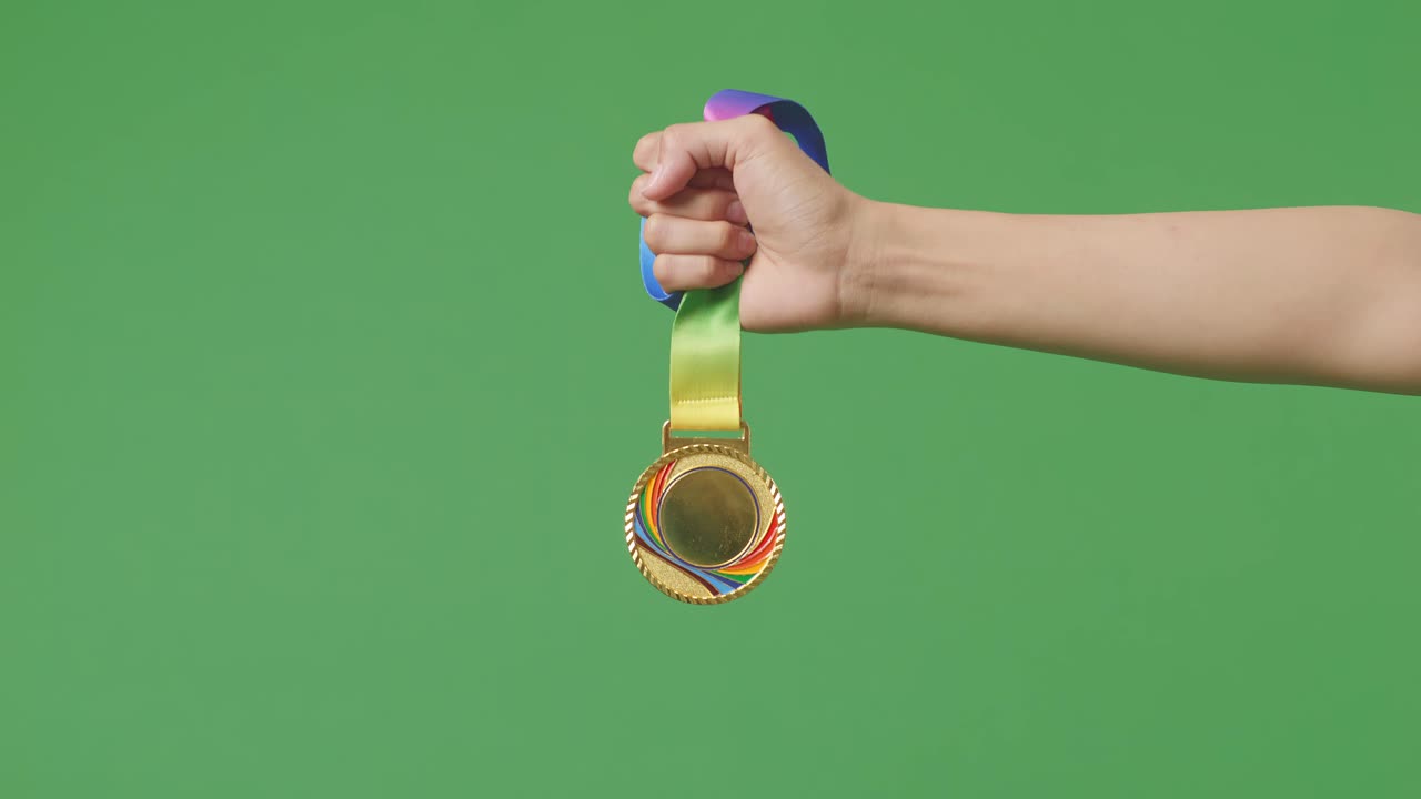 손에 금메달을 들고 녹색 스크린 배경