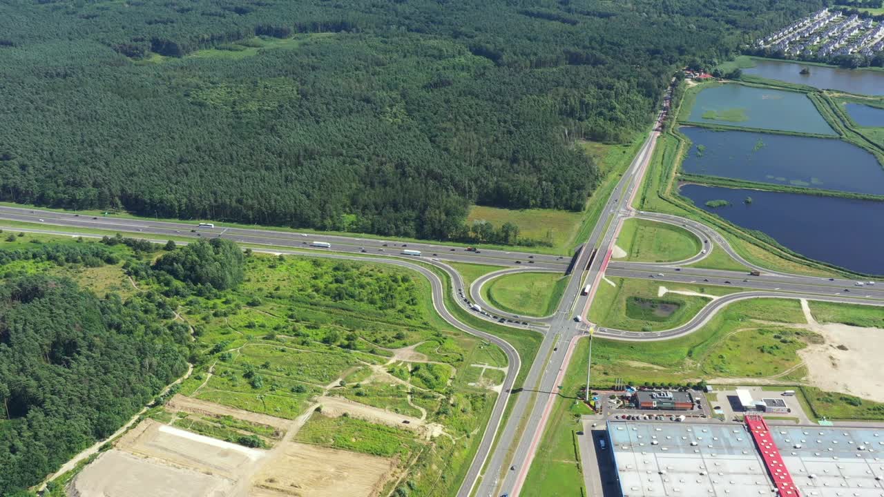 вид с воздуха на перекресток - аэрофотосъемка транспортной развязки - транспорт и логистика вид с беспилотника