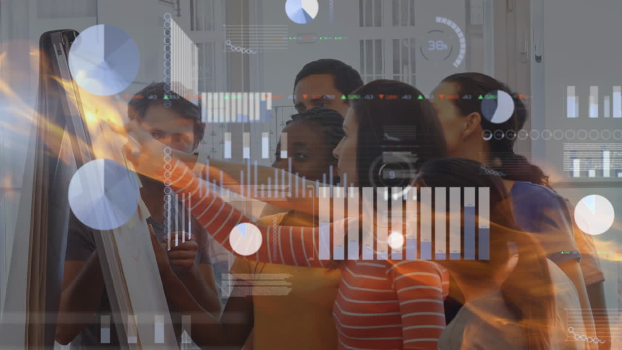 animación del procesamiento de datos financieros sobre diversas personas de negocios en la oficina