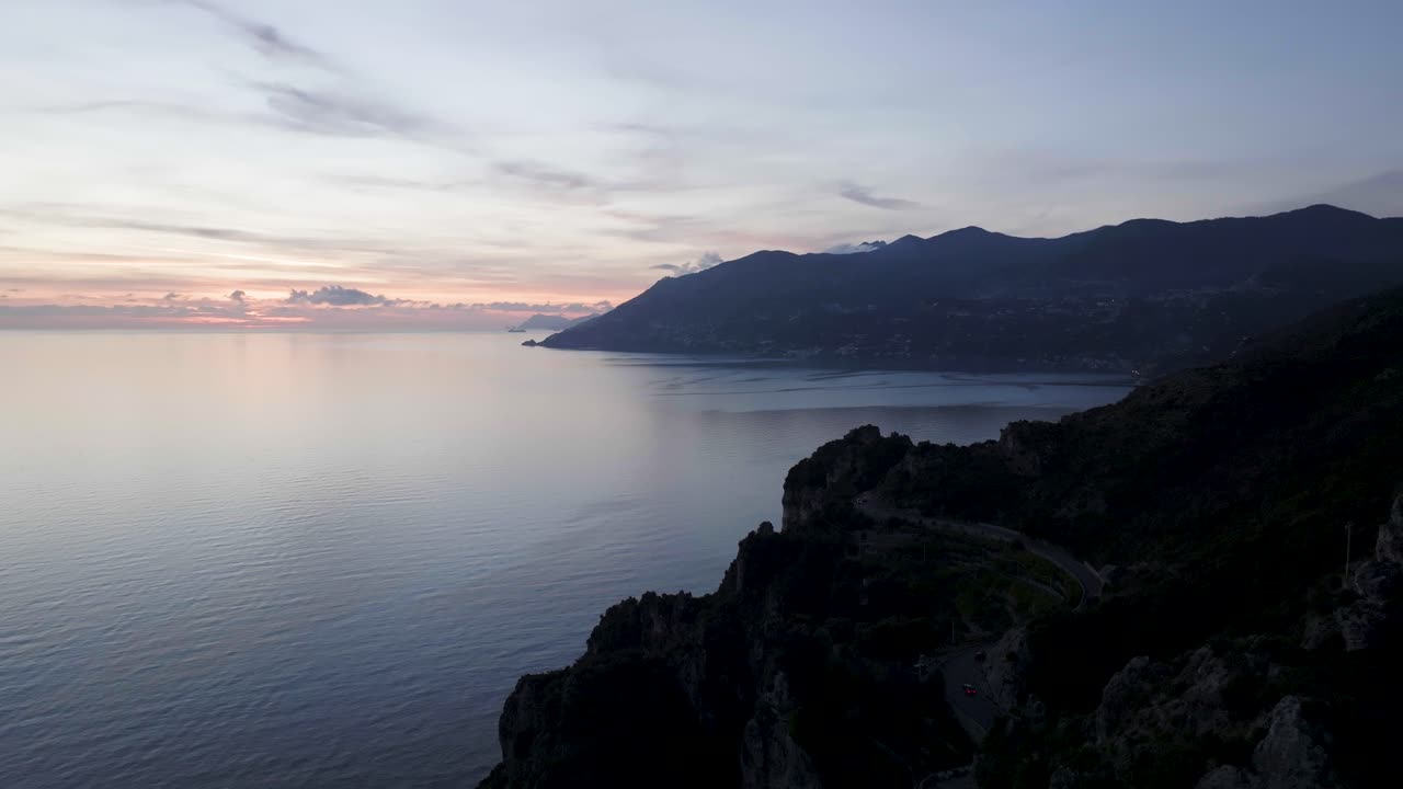 Amalfi, Italien, kystlinje i luftperspektiv, der zoomer ud, og solnedgang.