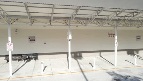 vista lenta de railcam de una terminal de cruceros vacía