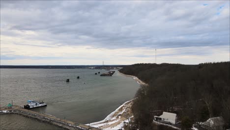 volando hacia barcazas desde el aterrizaje del faro en el lago kentucky en grand rivers, kentucky