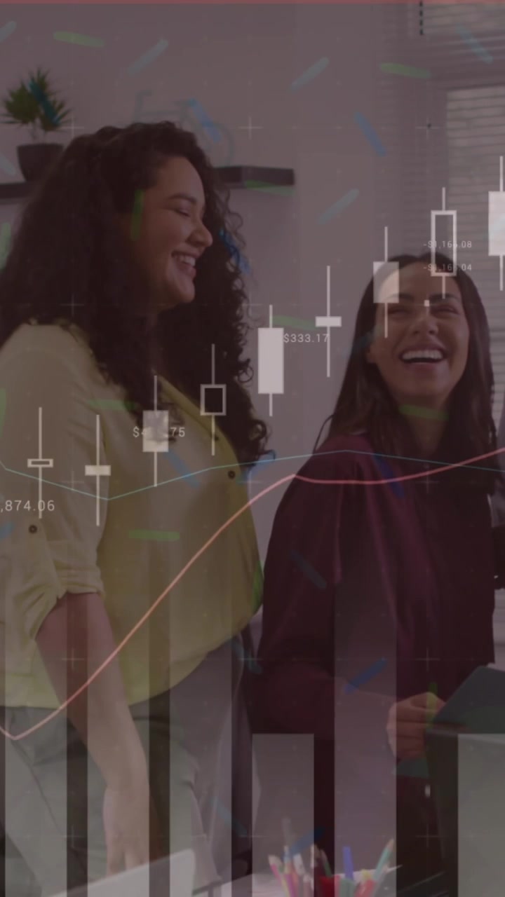 Animación de procesamiento de datos estadísticos sobre colegas diversos sonriendo juntos en la oficina.