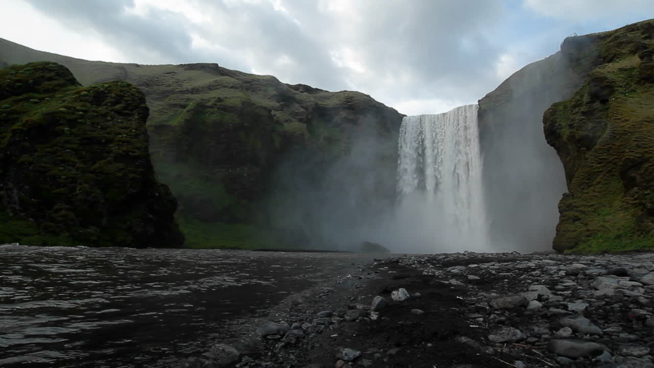 una hermosa cascada en islandia 2