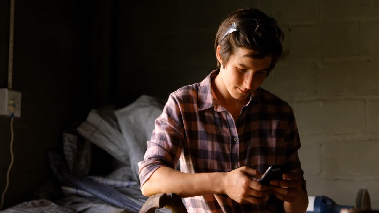 휴대 전화를 사용하는 여성 금속공 4k