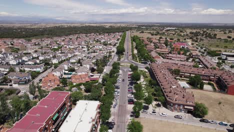 por el que se establece el sobrevuelo aéreo de una zona residencial, pueblo rural español, españa