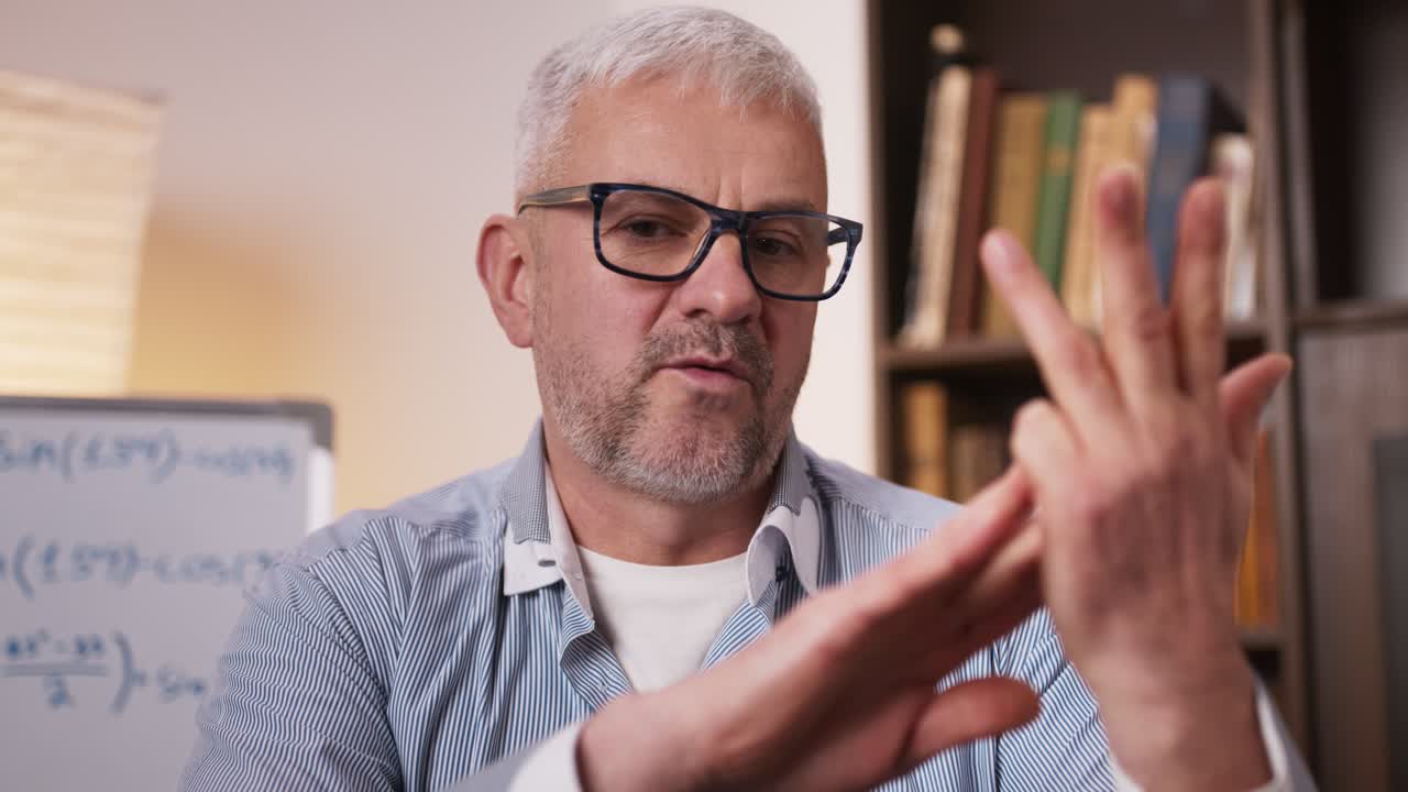 hombre dando una presentación o conferencia