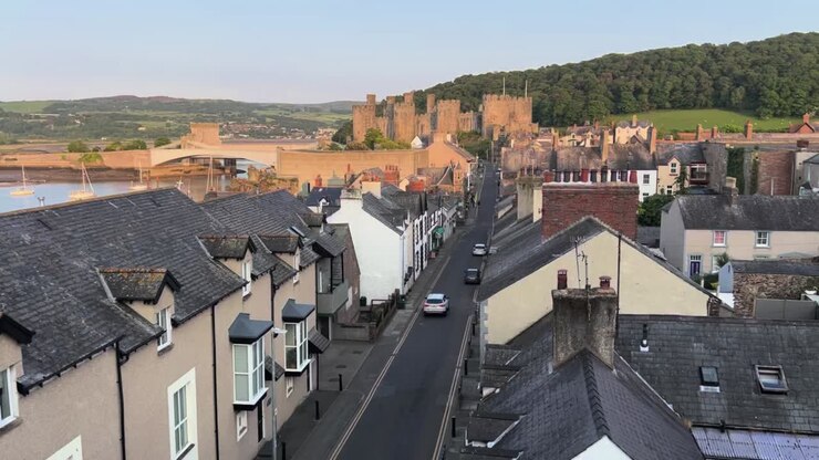 Castello di Conwy, vista stradale di una cittadina costiera