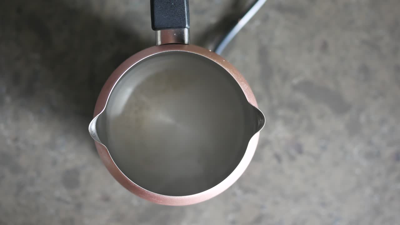 пустая турецкая кофейная кастрюля