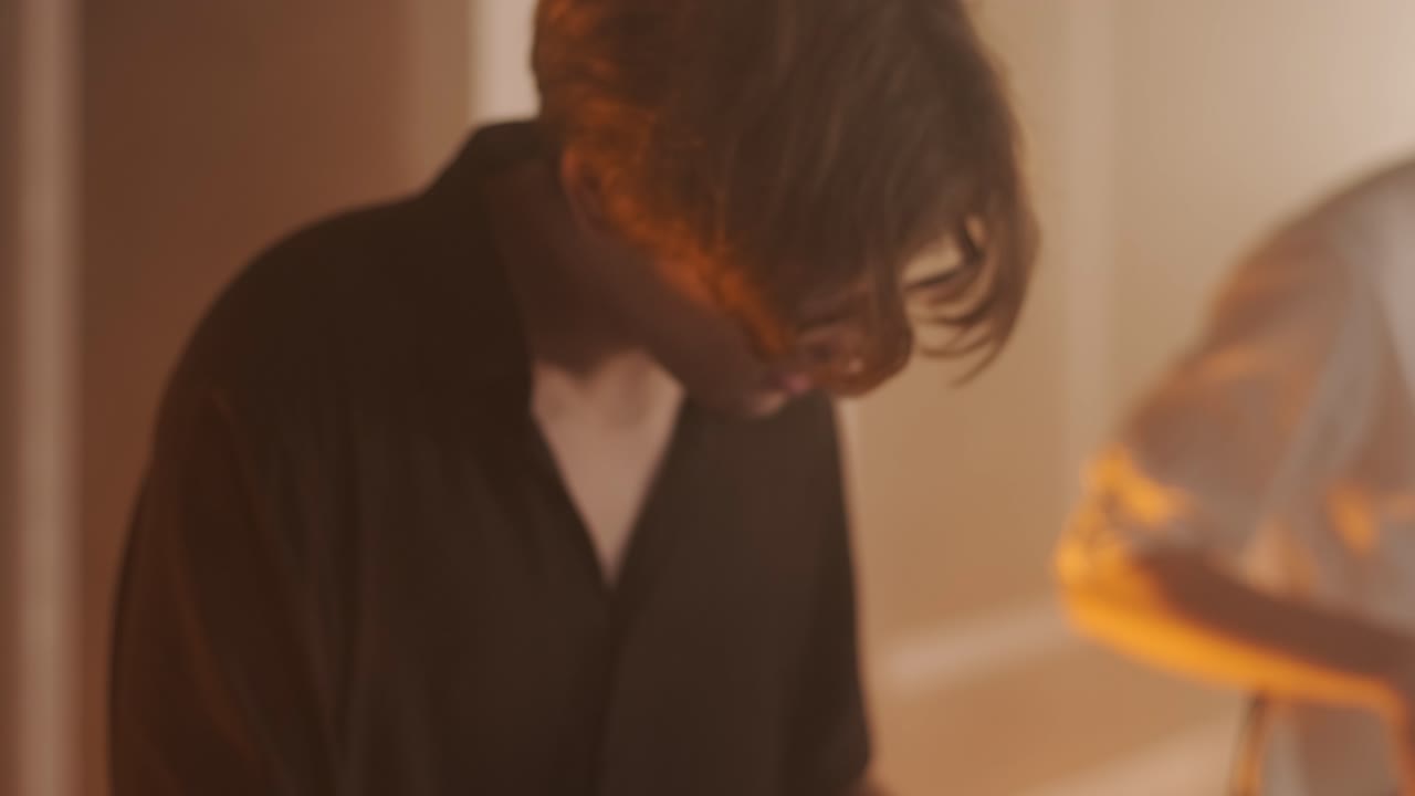 가수, 베이시스트, 피아니스트, 드러머, 기타리스트와 함께 라이브 밴드 공연