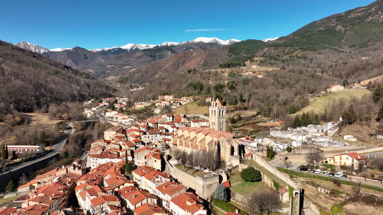 Veduta a volo d'uccello di un villaggio con un campanile imponente