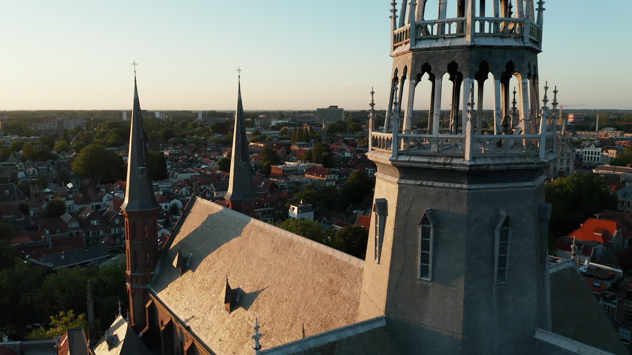 vista aérea del exterior neogótico de la aguja de la iglesia de gouwekerk en gouda, holanda del sur