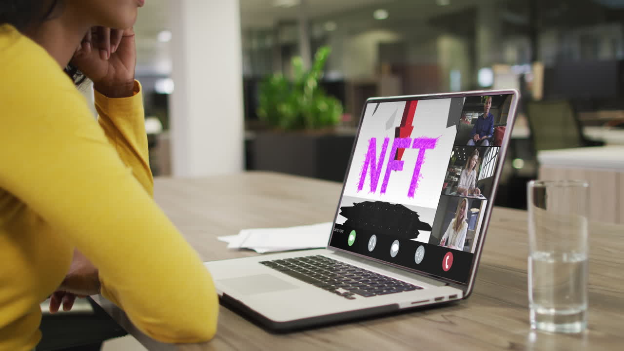 mujer de negocios afroamericana que usa una computadora portátil para videollamadas con diversos colegas de negocios