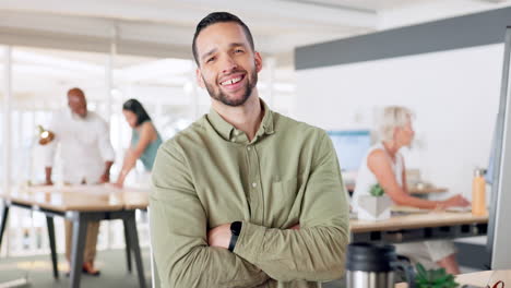 Hombre-De-Negocios,-Computadora-O-Brazos-Cruzados-En-Coworking