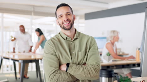 hombre de negocios, computadora o brazos cruzados en el coworking