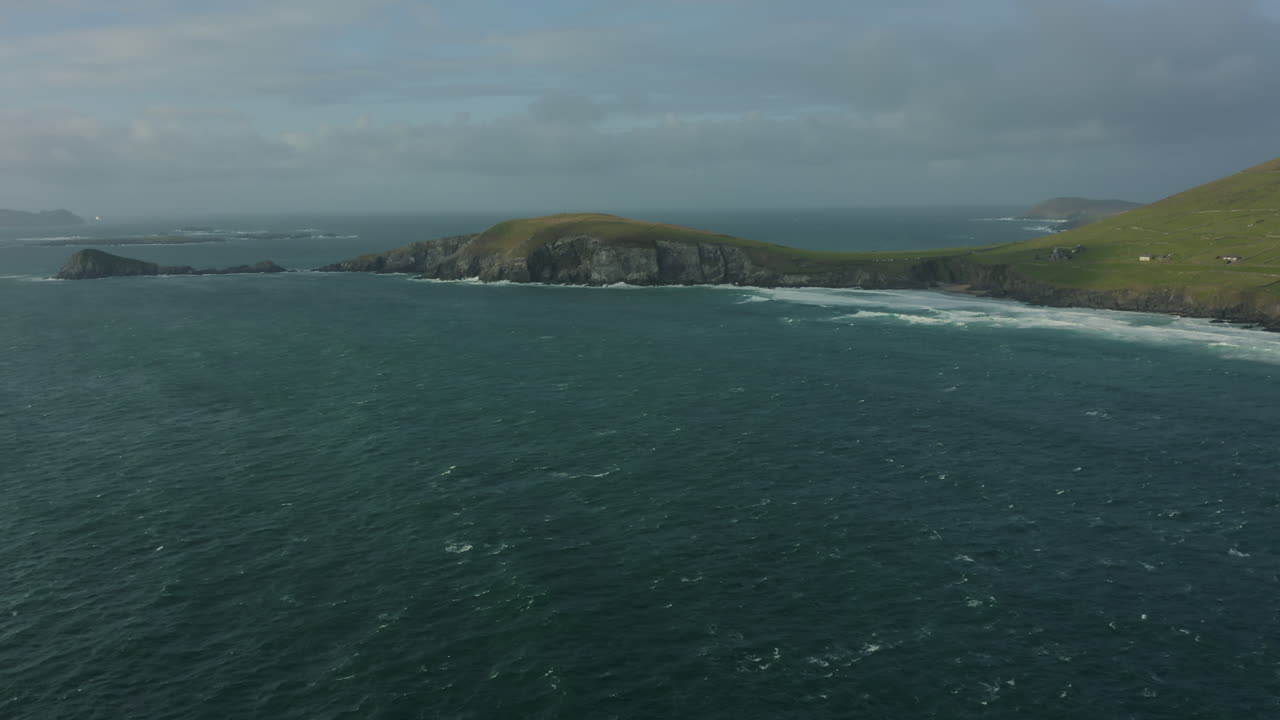 던모어 헤드 (영어: dunmore head) 는 아일랜드의 케리 카운티 남서부에 있는 코르카 두이브네 (corca dhuibhne) 에 위치한 딩글 반도의 가장 서쪽에 있는 산꼭대기이다.