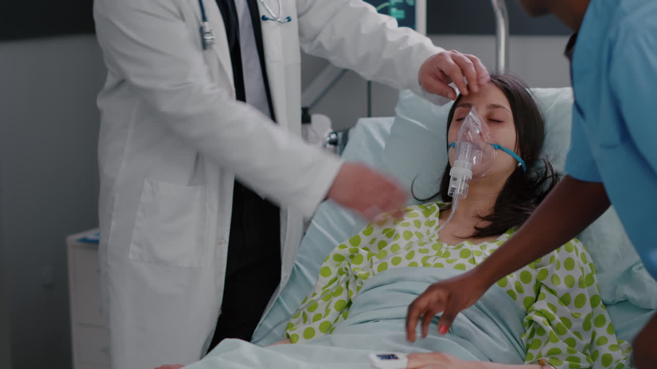 equipo clínico monitoreando al paciente poniendo máscara de oxígeno analizando el estado respiratorio