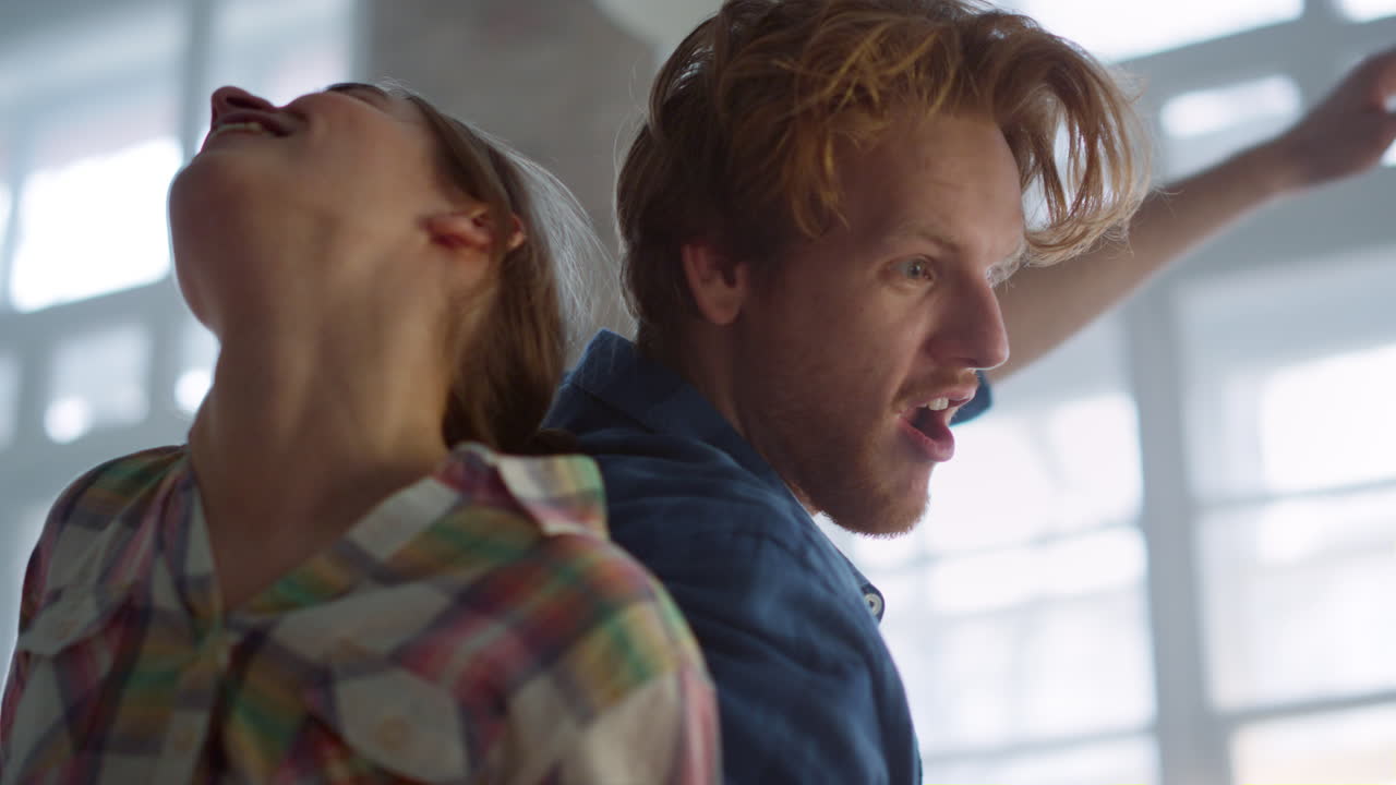 행복한 여성과 남성이 실내에서 춤을 추고 있습니다. 가정에서 휴식을 취하는 가족은 집에서 수리합니다.