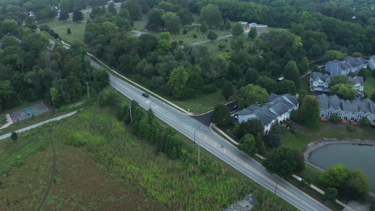 중미의 아름다운 교외 지역 풍경에서 거리 교차로를 향해 빠르게 날아가는 공중 드론 영상
