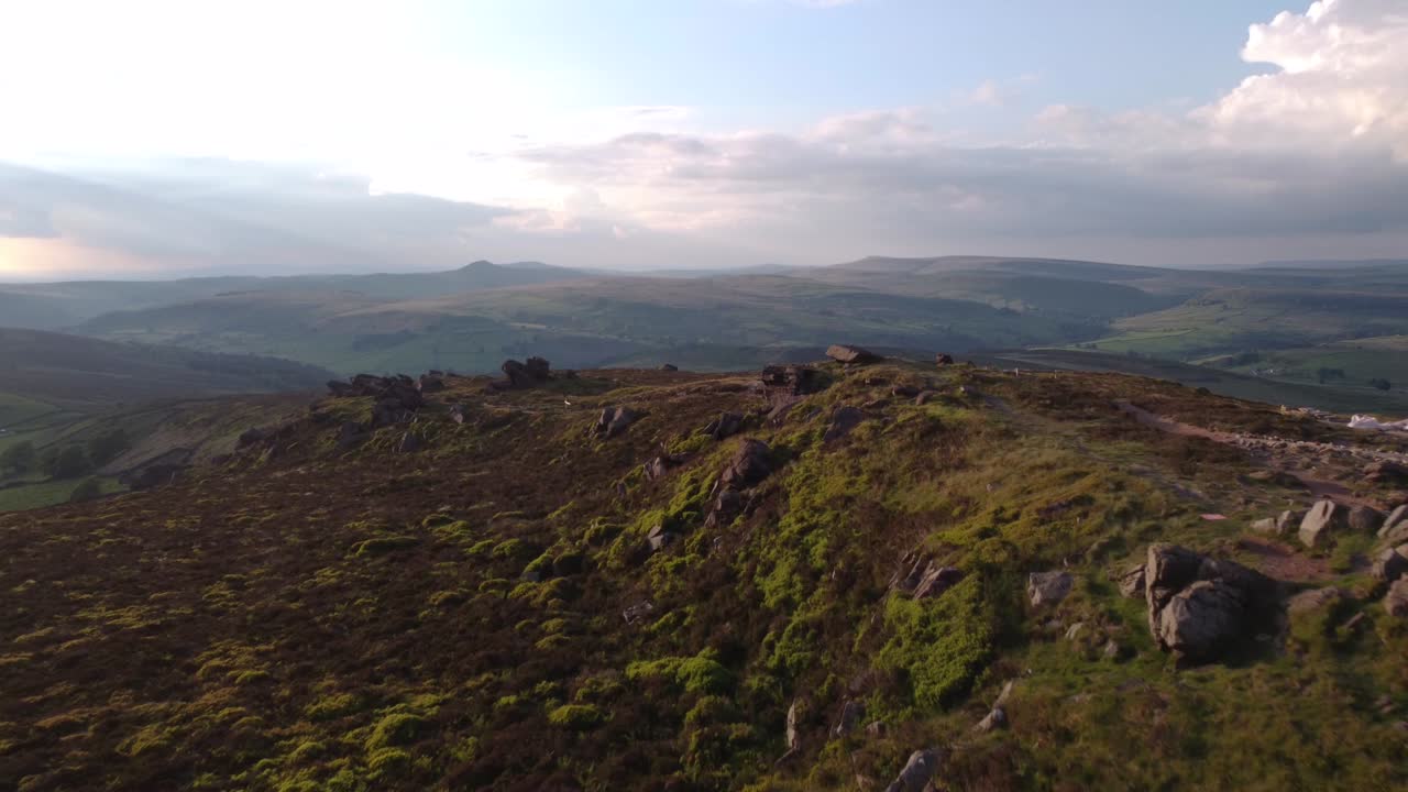 Filmatiske 4K droneoptagelser. Landligt landskab ved The Roaches, Staffordshire