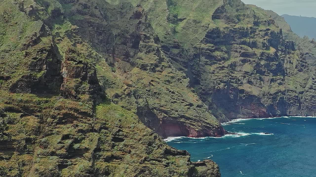 Scogliere e costa dell'isola di Tenerife in Spagna in una giornata di sole