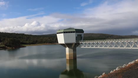 Kippen-Sie-Den-Clip-Nach-Unten,-Um-Die-Struktur-Des-Harvey-Staudamm-Einlassturms-Und-Die-Zugangsbrücke-Freizulegen