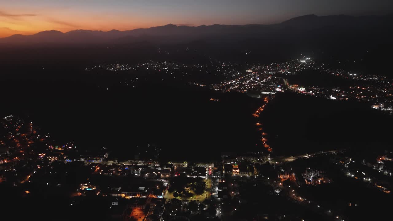 ciudad de huatulco, oaxaca, vistas aéreas nocturnas de esta ciudad turística en méxico
