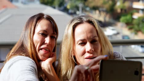 couple de lesbiennes prenant un selfie dans le balcon 4k