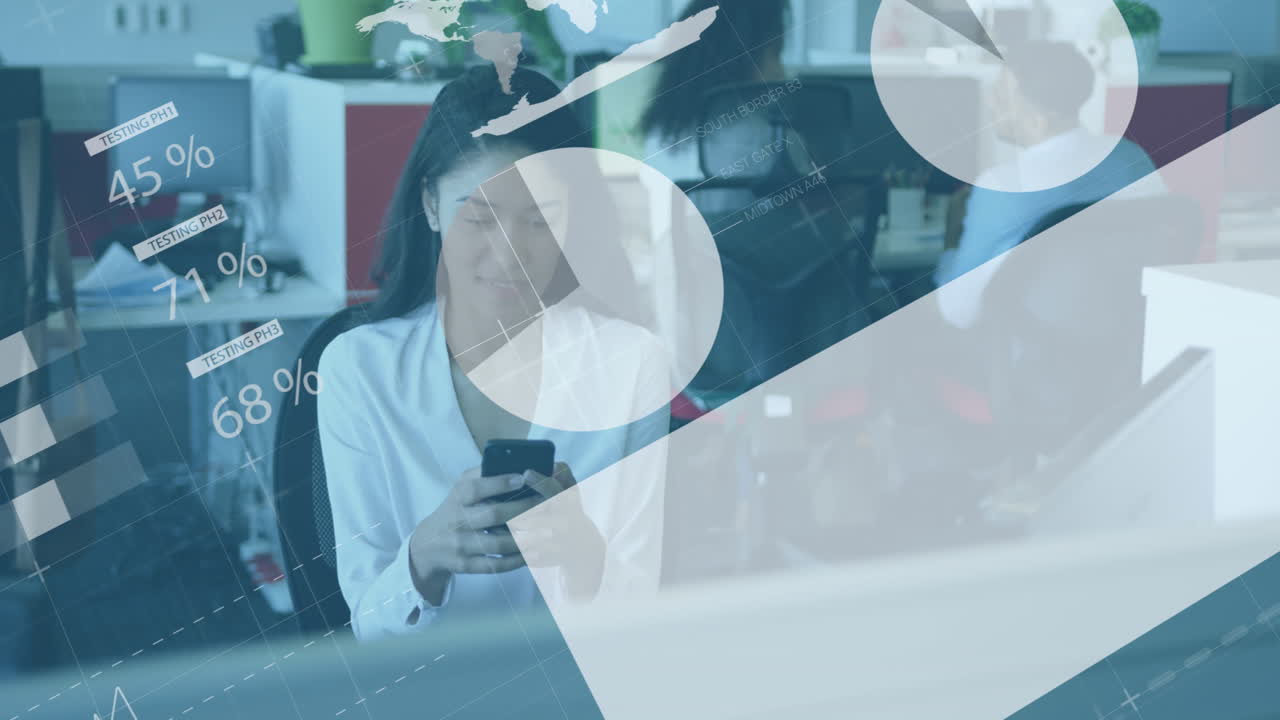 사무실에서 스마트폰을 사용하는 두 인종 여성에 대한 통계 데이터 처리의 애니메이션