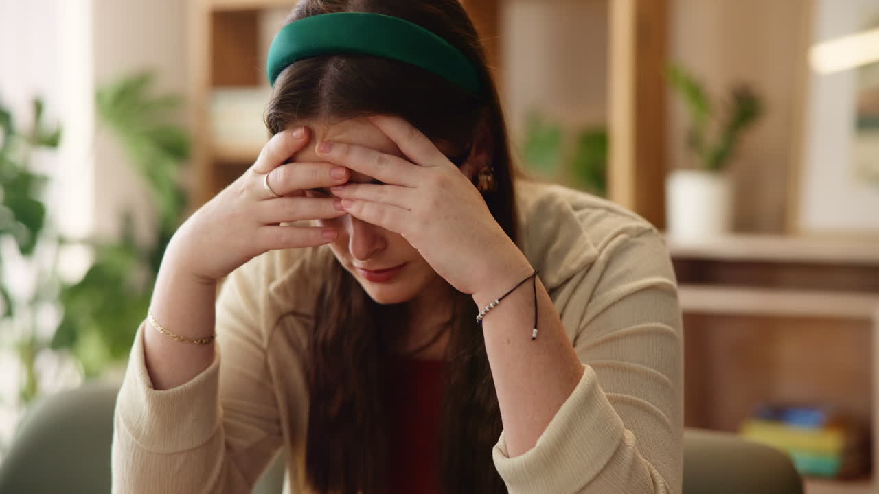 mujer leyendo en un ambiente doméstico acogedor