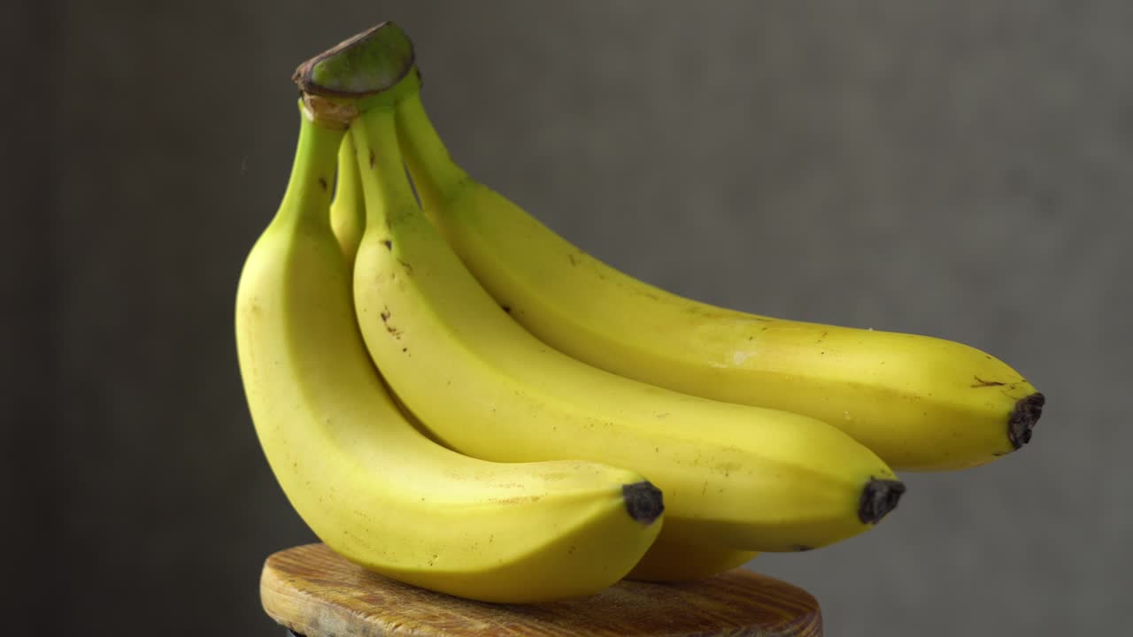 노란 바나나 한 어리