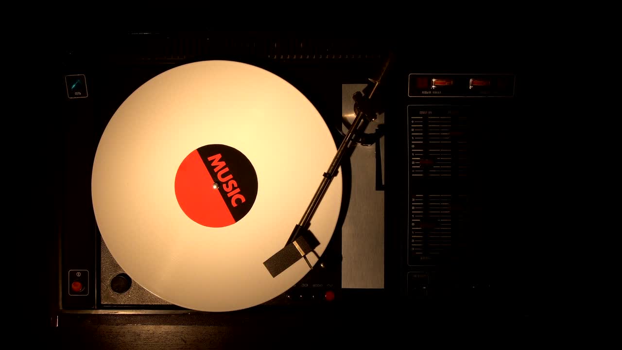 플레어에 비닐 레코드. 오래된 턴테이블에서 노래를 연주합니다.