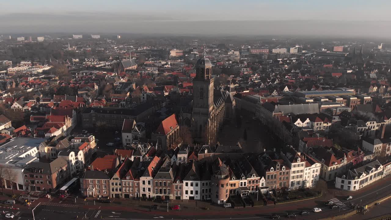 전경에서대로와 강 ijssel을 드러내는 ijssel 강에서 교회 탑과 문화 유산 도시 경관 외관이있는 네덜란드의 네덜란드 한자 중세 도시 데벤 테르