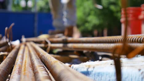 cerca de la barra de refuerzo en un sitio de trabajo de construcción