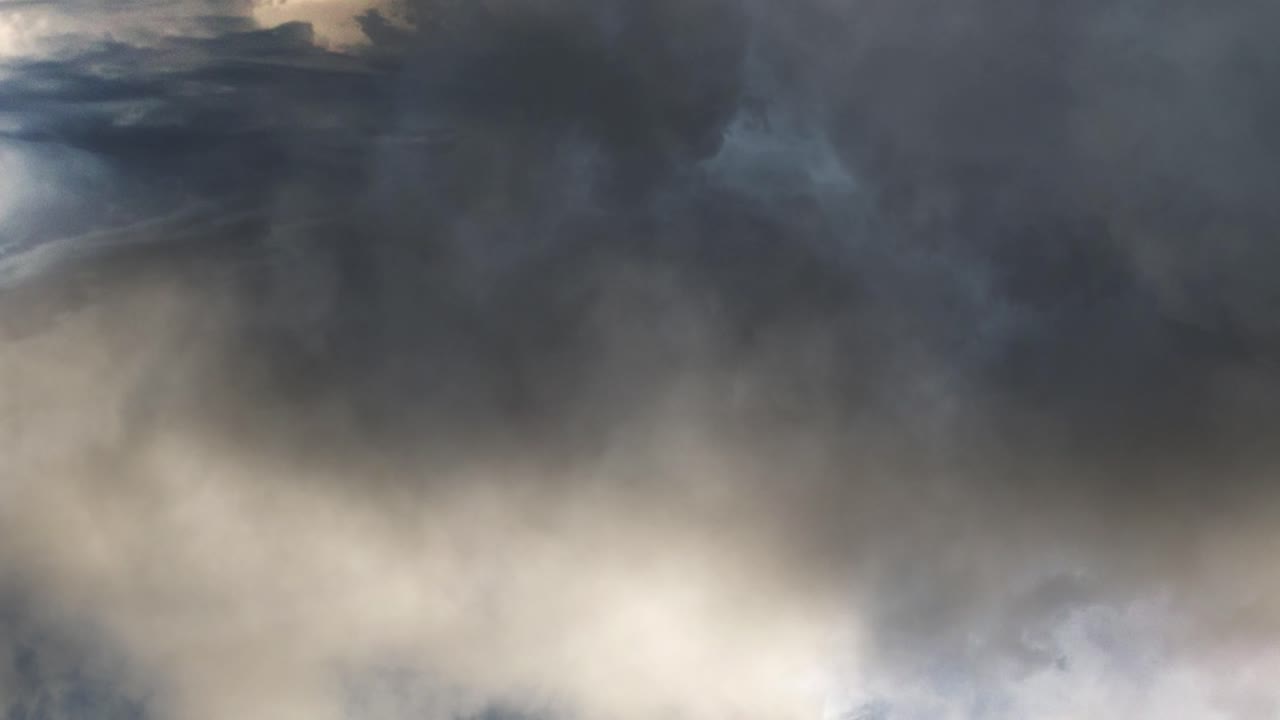 upercell tormentas eléctricas en el cielo oscuro 4k