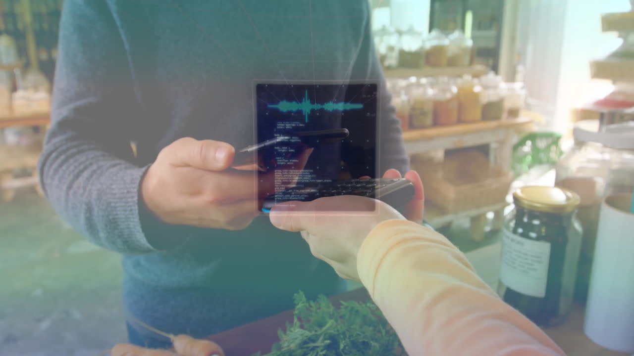 animación de procesamiento de datos sobre hombre biracial pagando con teléfono inteligente