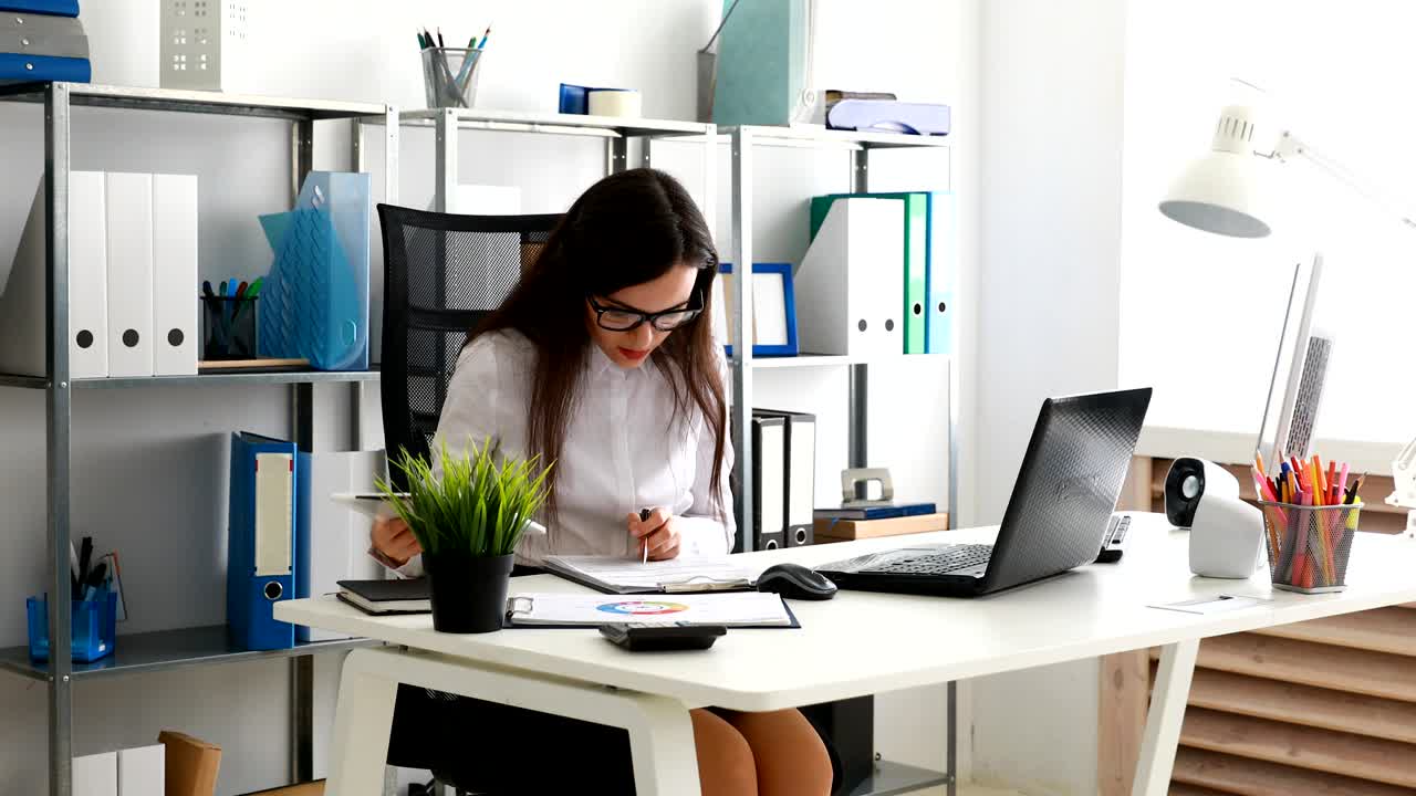 mujer de negocios trabajando en una tableta en una oficina moderna