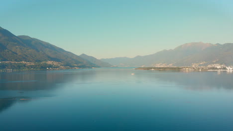 Amplia-Toma-Aérea-Del-Lago-Maggiore,-Italia