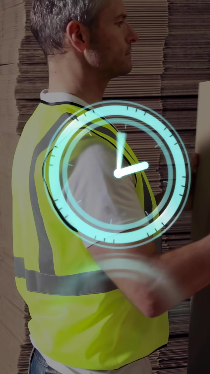 Video vertical: Mudancero apilando cajas después de que una superposición de reloj cian aparece y se oculta, cronometrando el embalaje.