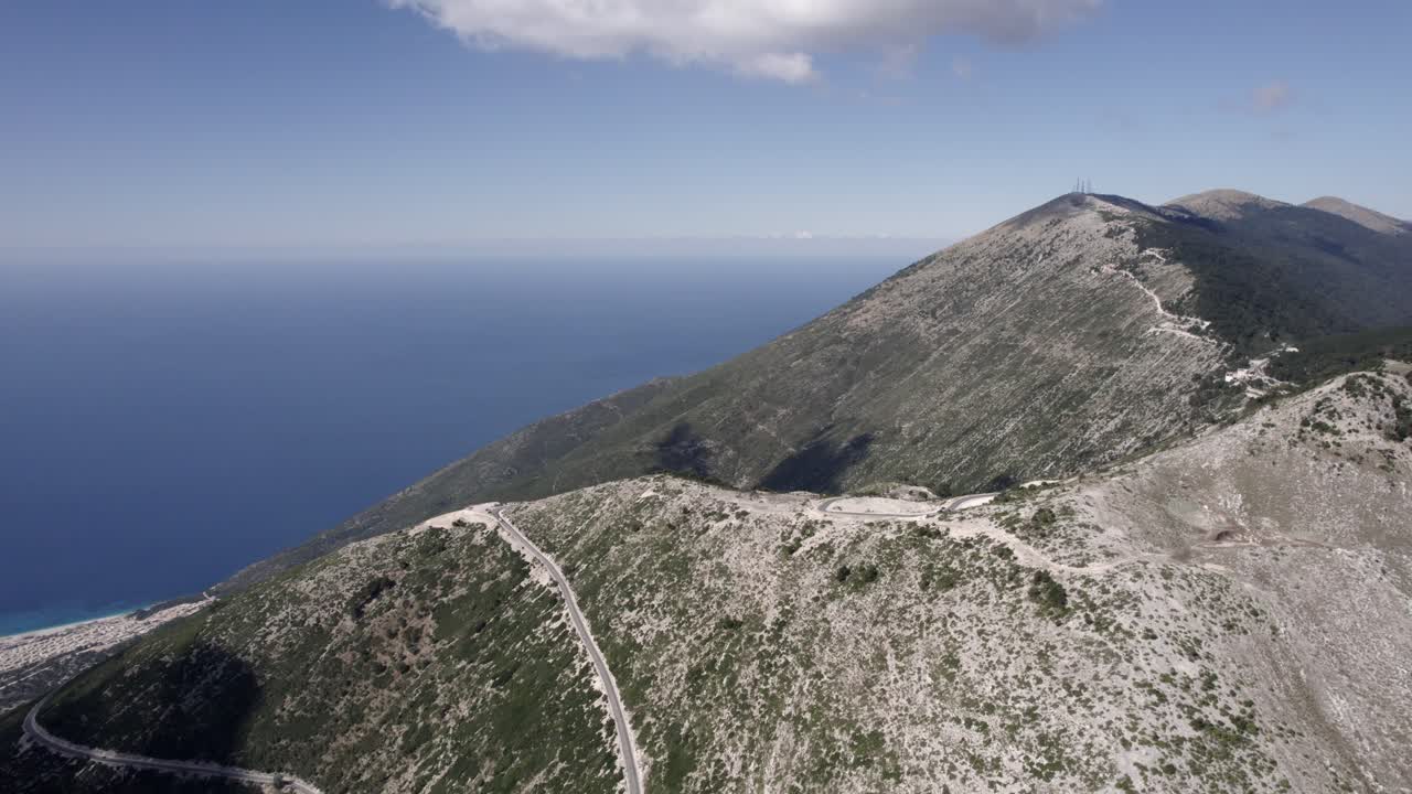 video de drones sobre el paso de montaña llogara en sh8, albania