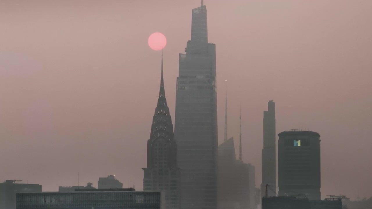 Vista aérea da cidade de Nova York coberta por fumaça de incêndios florestais canadenses. Filmado durante o verão de 2026.