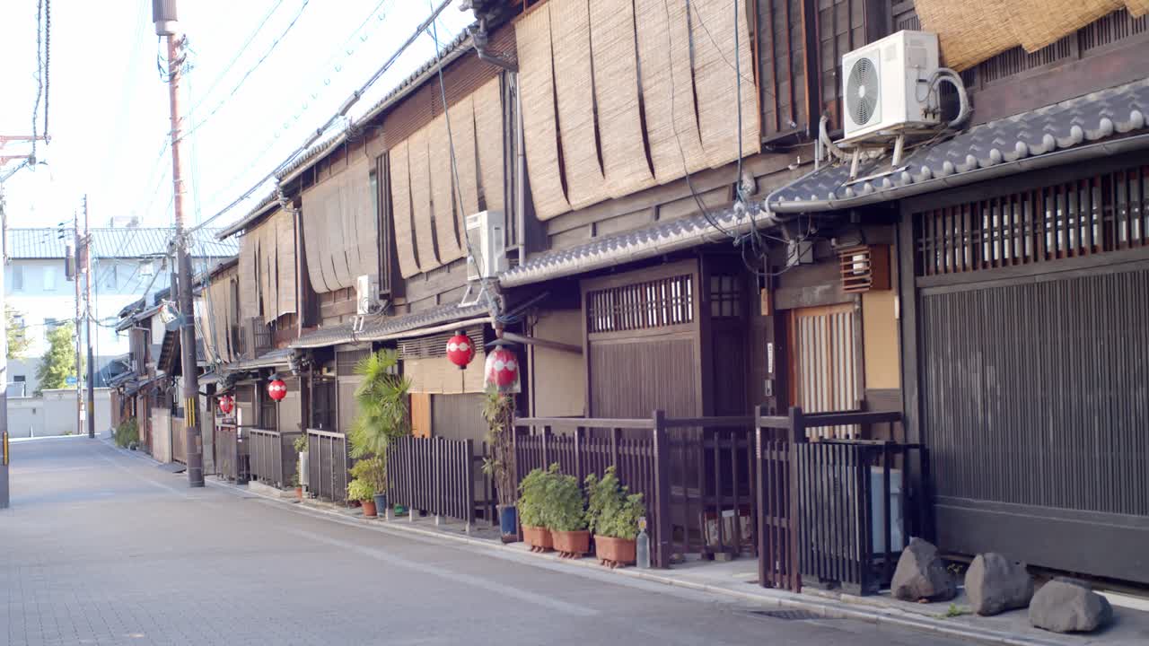 Lanterna giapponesi tradizionali appese fuori dai ristoranti durante il giorno a Kyoto, Giappone, illuminazione soffusa, slow motion 4K