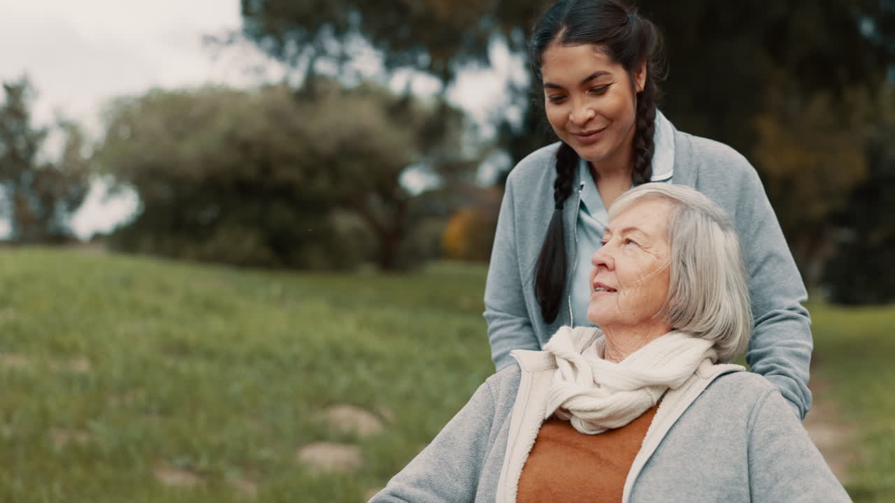 노인 여성, 보살 ⁇ 자 및 야외 시간